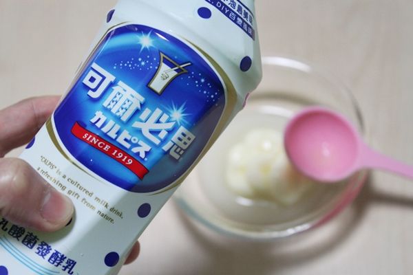 把原味沙拉醬和可爾必思發酵乳攪拌均勻。