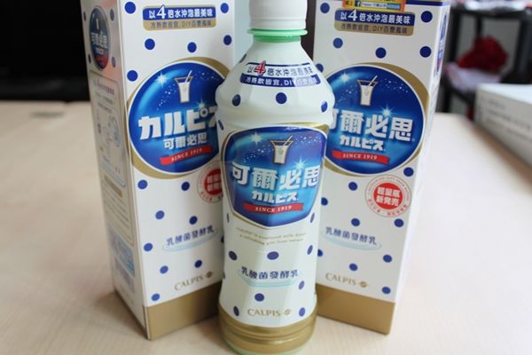 「零」脂肪且含有豐富蛋白質、糖分及礦物質的「可爾必思」是日本第一款乳酸飲料。不論當做飲料或調味料使用，都是健康滿點的新選擇！〈資料取自用可爾必思做69道私房料理〉