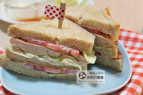 左手配上一杯熱咖啡，
右手拿著塞滿各式美味食材的三明治，
是一天最享受的時刻啊！