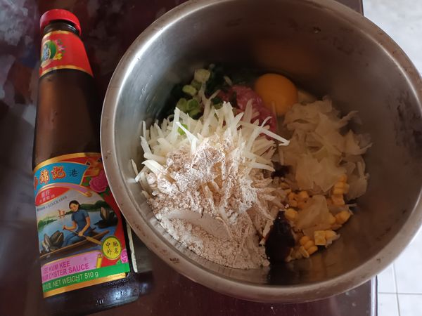 備料
馬鈴薯洗淨削皮刨絲
高麗菜切末（冷凍取出）
玉米洗淨，切下玉米粒
取個容器，放入食材、調味（李錦記舊庄特級蠔油、白胡椒粉）