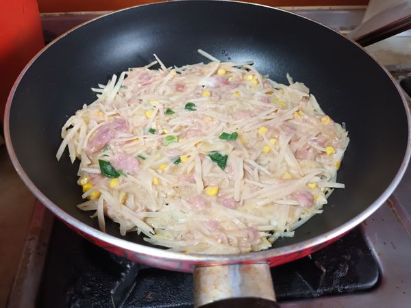 熱鍋，倒3湯匙油，倒入麵糊，平鋪，中小火蓋鍋燜煎約5分
拿個盤子靠著麵糊，小心的把鍋子反過來
再倒些油，麵糊放入鍋內，蓋鍋續煎另一面（約5分）