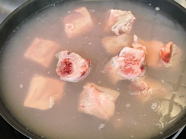 排骨先川燙過撈出來，再另外起新水煮湯