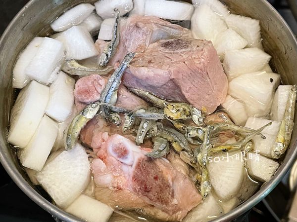 把小魚乾.排骨跟白蘿蔔放進電鍋一起燉，再加入鹽&amp;白胡椒調味
