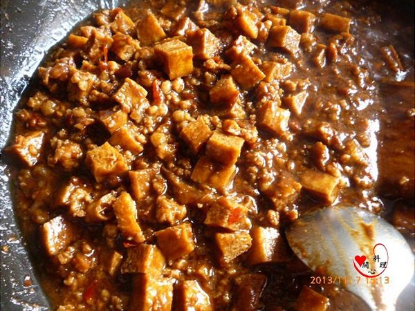 放豆乾丁拌炒加適量水[調味](如果當天吃完水要多加一點)