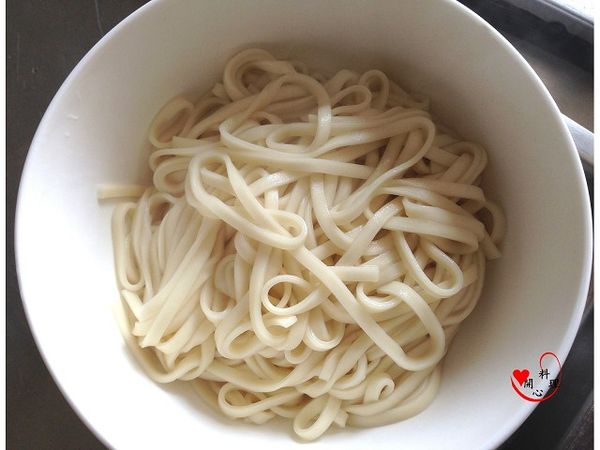 撈出,加一點水(因為我的炸醬是濃縮的)