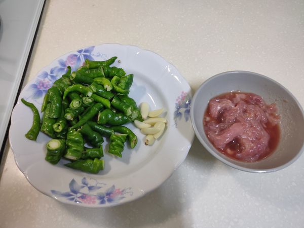 準備食材-豆豉泡水；糯米椒切段；豆乾切片；肉絲加入一小匙鹽/太白粉及一大匙水抓醃1分鐘備用。