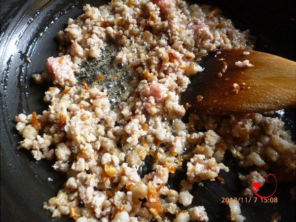 鍋中加3大匙油炒香絞肉後加入油蔥酥