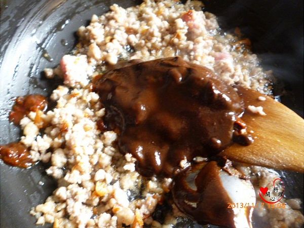 炒一會加入豆瓣醬與甜麵醬翻炒出香味