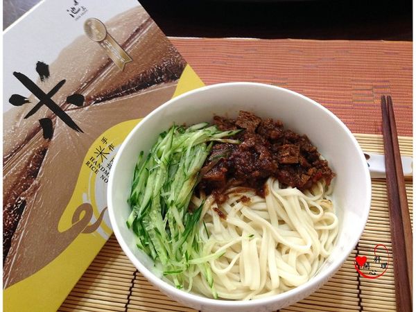 簡單美味的炸醬麵就完成囉^^