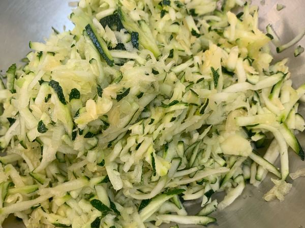 擠乾櫛瓜的水份。