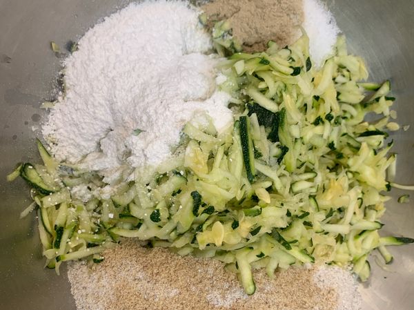 調味料跟櫛瓜絲放一起。