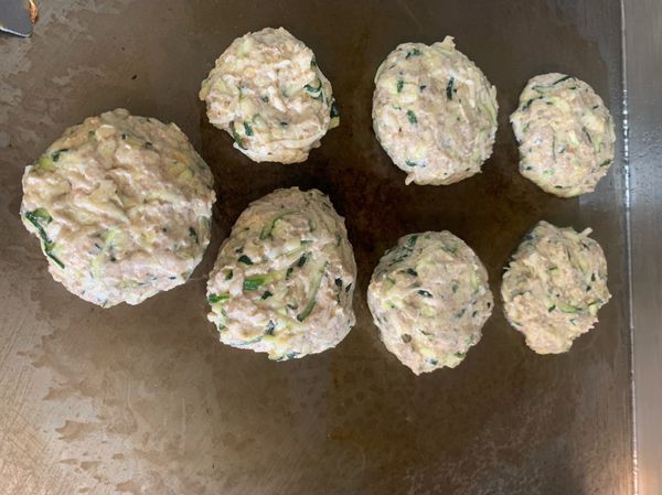 稍壓扁，放鍋上煎。