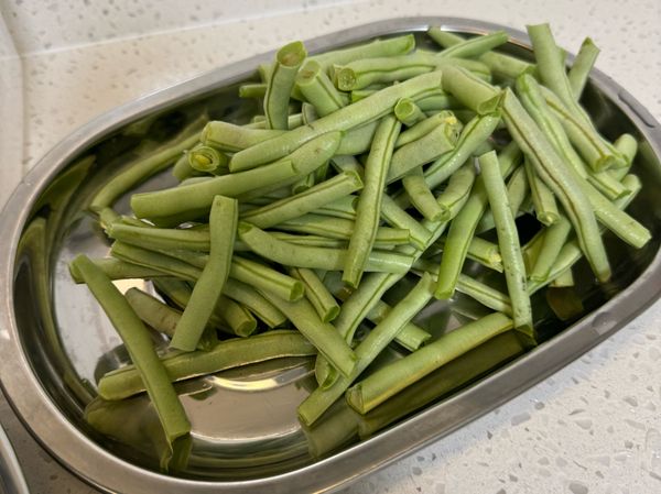 四季豆洗淨處理。
加上蒜片、噴上油。