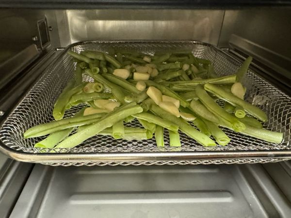 放入烤箱200度烤10分鐘，撒上胡椒鹽即可。