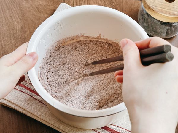 乾粉類過篩，加入糖，拌勻。
*95g的低粉可以用80g的中筋麵粉和15g的玉米澱粉替換。