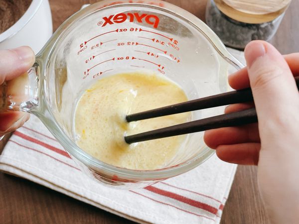 常溫牛奶、常溫雞蛋和植物油，充分拌勻。
*無色無味植物油皆可，葵花籽油、玉米油。