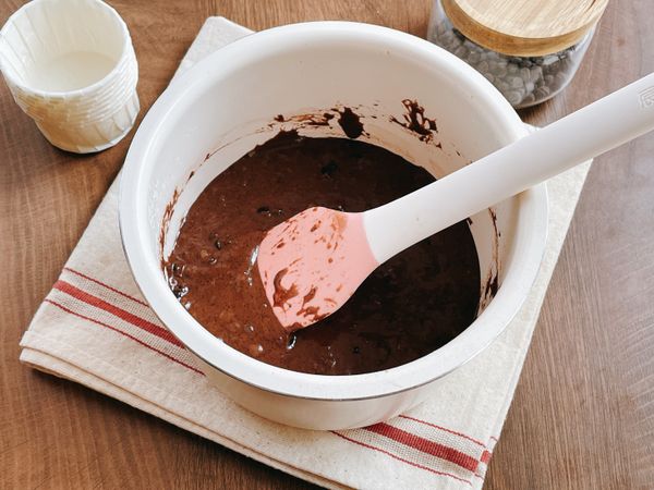 乾粉和液體類翻拌均勻，請勿過度攪拌，加入耐烤型巧克力豆，拌勻。