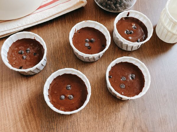 分裝入5個紙杯中，可用巧克力豆裝飾。