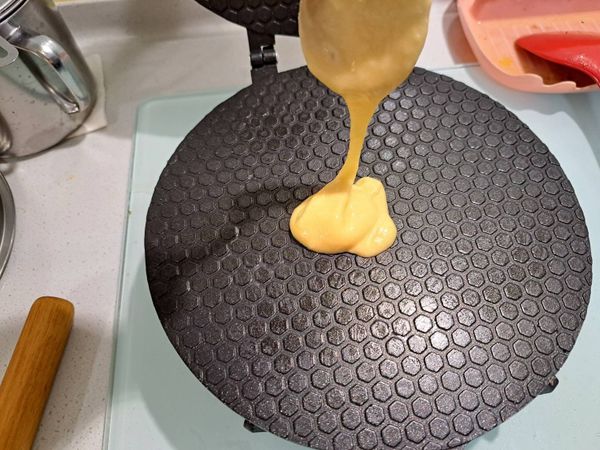 蛋捲模具加熱
倒入麵糊
一面約烘烤1-2分鐘