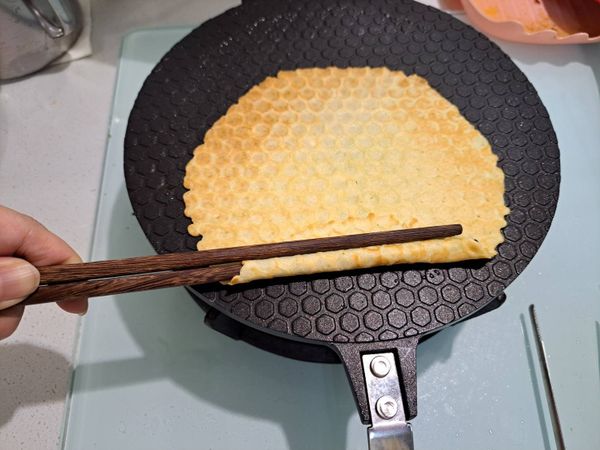 趁熱用筷子捲起