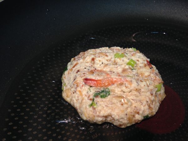 取適量的泰山橄欖油熱鍋後，用大湯匙挖出適量的餡料在平底鍋上輕壓成帶點厚度的豆腐排，兩面都煎到金黃微焦香就完成嚕~帶著清香又低油煙的橄欖油拿來煎豆腐排超適合。