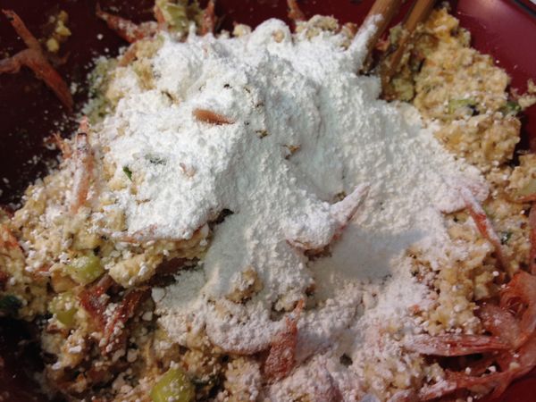 最後是地瓜粉倒入抓勻。