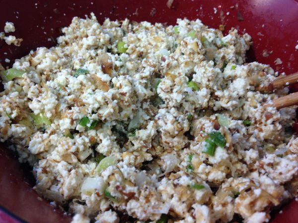 豆腐泥、蔥末和柴魚片(可以先切碎一點)先充分混合均勻。