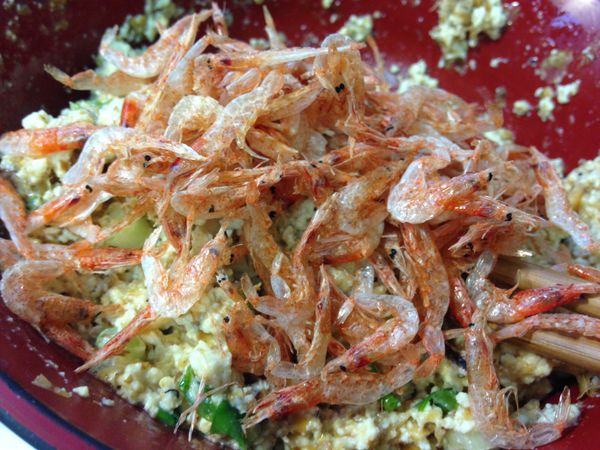 櫻花蝦全部倒入。