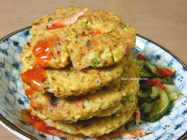 隨意淋上一點甜辣醬，表面香酥內餡鬆軟帶著滿滿櫻花蝦和柴魚混搭香氣的豆腐排，上桌立刻就秒殺嚕^__^