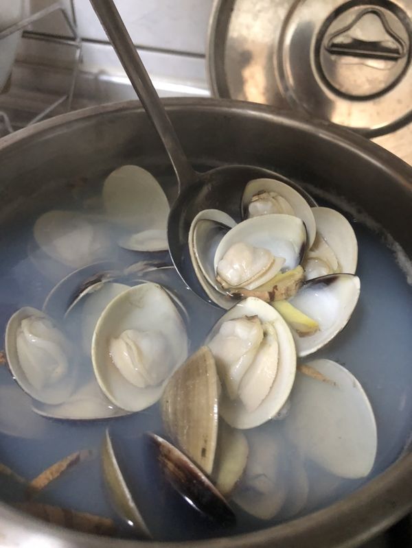 5.湯頭喝起來蠻清爽的，蛤蠣打開之後就不用再繼續煮了，不然那個肉會老掉、乾扁。