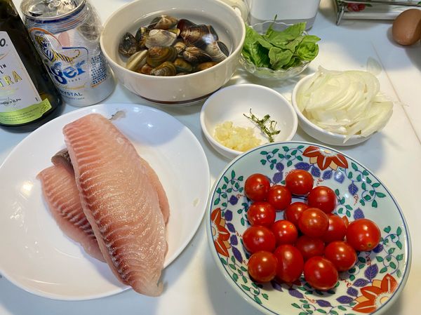 先準備好需要的食材：
鯛魚片從冷凍庫取出解凍，蛤蠣洗乾淨，洋蔥切成絲，九層塔洗淨，切好蒜末，和準備兩支百里香（或是迷迭香也可以，若都沒有可省略），小番茄洗乾淨。