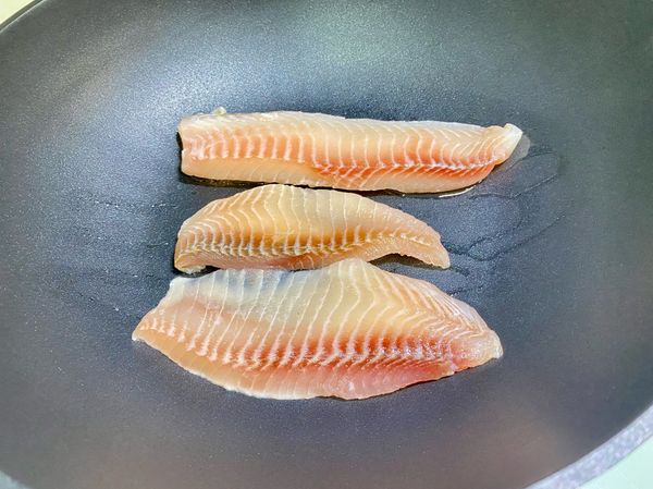 鍋中加油煎魚片，兩面煎黃。