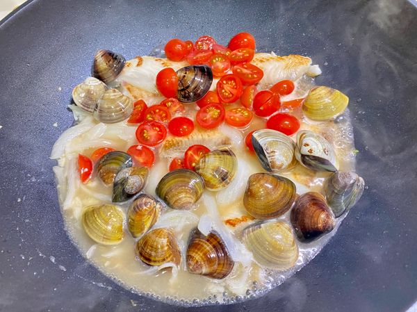 接著加入蛤蠣和小番茄，和半罐啤酒（用白酒或米酒替代也可以。）