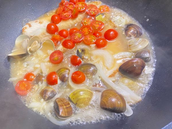 打開鍋蓋檢查蛤蠣是否都打開了。