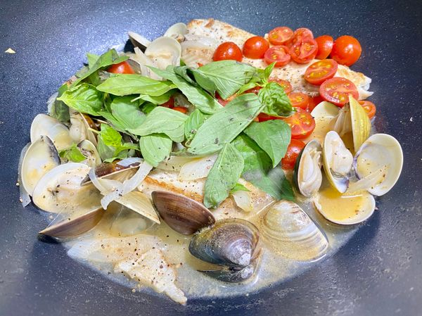 蛤蠣全開，就可以加入鹽調味，最後撒上九層塔葉和黑胡椒粉就完成了。

經過煮了一陣子的啤酒，酒味幾乎已揮發掉，留下的是味道很好的湯汁