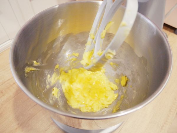 先將無鹽奶油及糖粉拌勻、倒入雞蛋液拌勻。