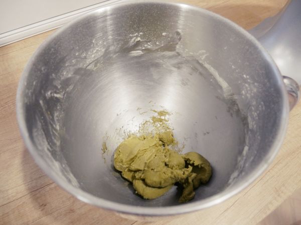 加入低筋麵粉、抹茶粉及鹽拌成團。