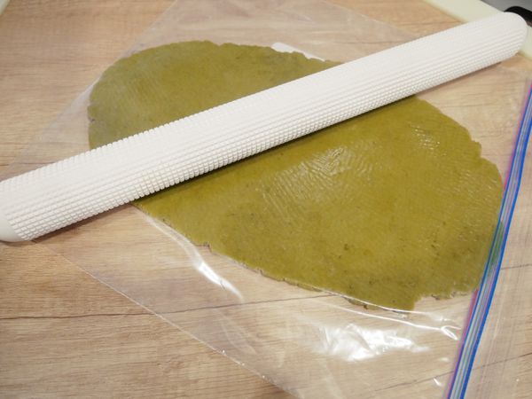 接著將麵團桿平。