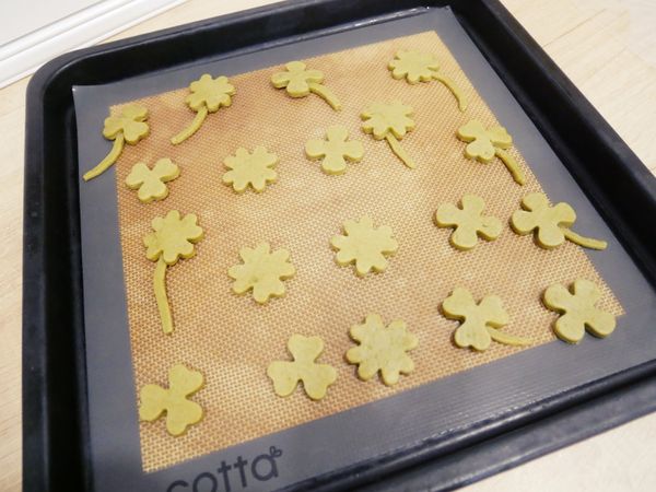 壓出幸運草形狀後可以再另外壓出長條狀為根部、放入預熱160度烤箱12-15分鐘。