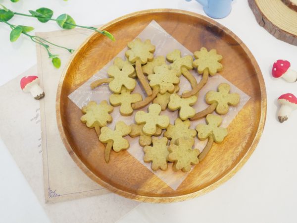 採收了一批「幸運草餅乾」真是可愛呀！！