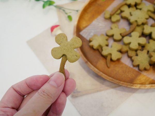 吃起來酥脆奶香還帶著抹茶香氣！！