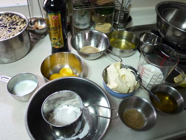 食材秤好分類依序製作1.起司糊2.蛋黃糊3.蛋白霜