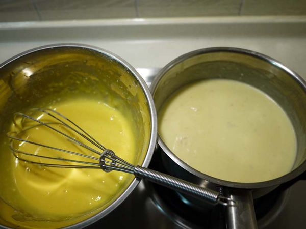 製作蛋黃糊-把蛋黃糊的材料粉類過篩,取一乾淨盆全加入一起拌勻,在倒入起司糊中拌
烤箱預熱180度