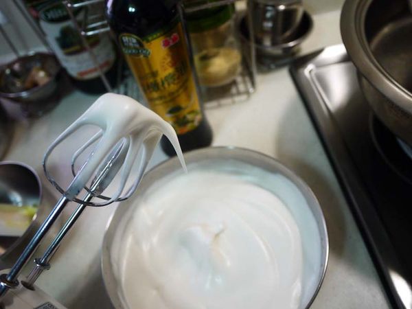 製作蛋白霜-蛋白先打粗泡,加入檸檬汁打發,再加入糖(分三次慢慢加)打到呈現柔軟的勾狀.
取1/3蛋白霜拌入剛剛蛋黃乳酪糊中,在將2盆輕拌勻