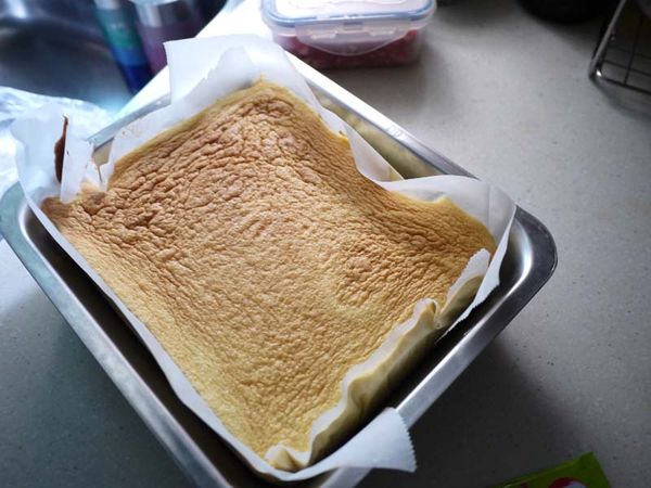 取一模型旁邊烤盤要注熱水,跟模型一半高,將麵糊倒入,放烤盤前要輕敲氣泡,180度烤12分,降溫110度烤55分,烤好不要馬上取出,才不會縮的嚴重.