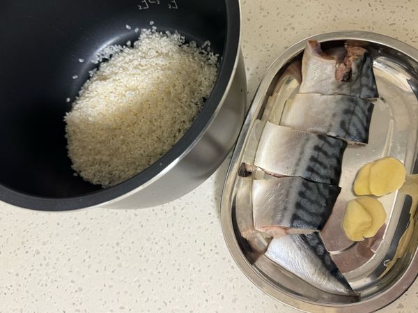 冷凍鯖魚前一天放冷藏低溫解凍。
洗淨後剪掉旁邊的鰭、剪成5公分寬。