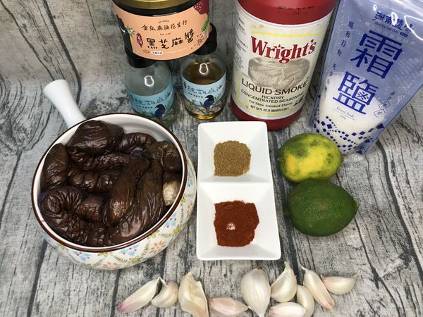 「黑芝麻茄子泥」的組成非常簡單，分四大部分：

1.油：【金弘胡麻油】、【金弘黑芝麻醬】
2.調味：鹽、孜然粉、紅椒粉、蒜頭
3.酸：檸檬汁
4.主角：烤熟的茄子

茄子泥與鷹嘴豆泥除了主食材不同，調味非常相似，唯因為茄子泥本身已經有充足水分，所以製作的時候不太需要額外加水。