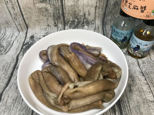 將茄子去皮。

成品口感會略微粗糙，但不去皮也行！

剝除的茄子皮可以用味噌、胡麻油、味醂、鹽稍加調味，變成清爽的開胃小菜。