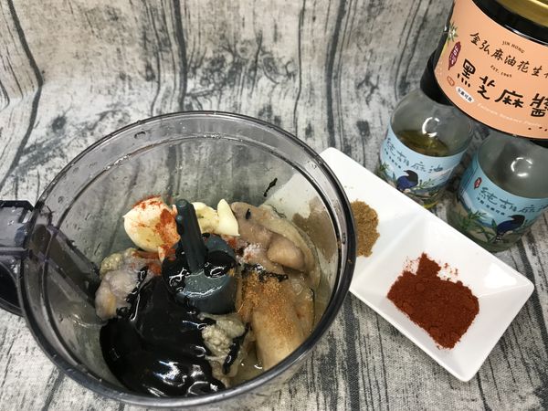 將所有食材加入食物處理機，攪打成細緻糊狀。