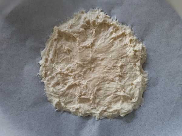 發酵後的麵糰放在烘焙紙上，壓扁推開
（此時麵糰很黏）